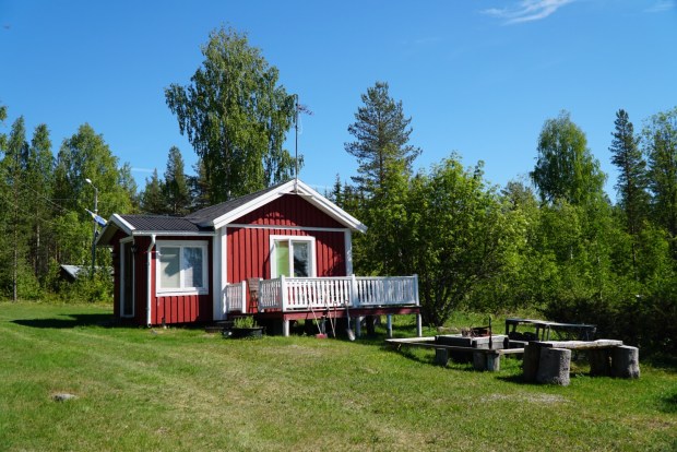 Våra föräldrars lilla stuga som står på mormor och morfars gård. Foto: Linnea Nilsson-Waara